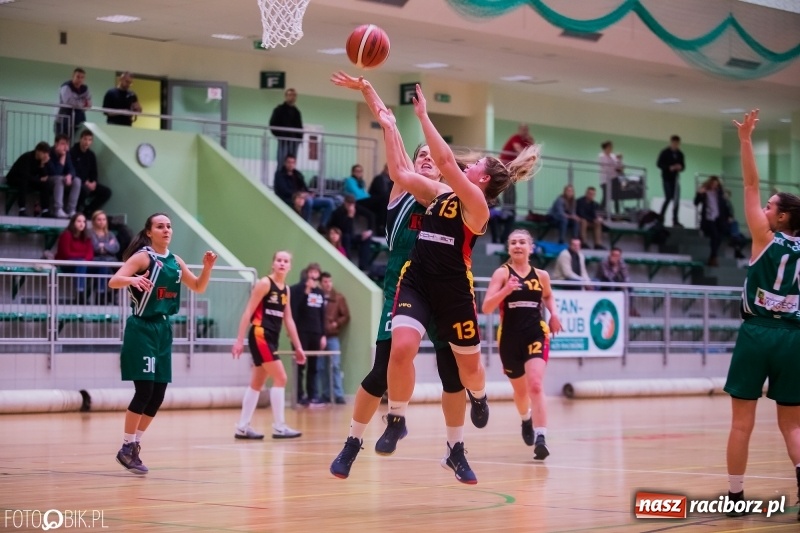 Zdjęcie w galerii na portalu naszraciborz.pl: Koszykarski dreszczowiec w Arenie Rafako wiadomości z regionu