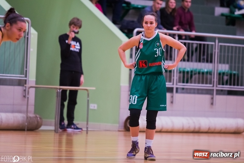 Zdjęcie w galerii na portalu naszraciborz.pl: Koszykarski dreszczowiec w Arenie Rafako wiadomości z regionu