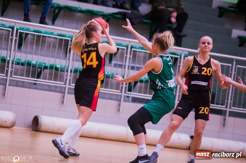 Zdjęcie w galerii na portalu naszraciborz.pl: Koszykarski dreszczowiec w Arenie Rafako wiadomości z regionu