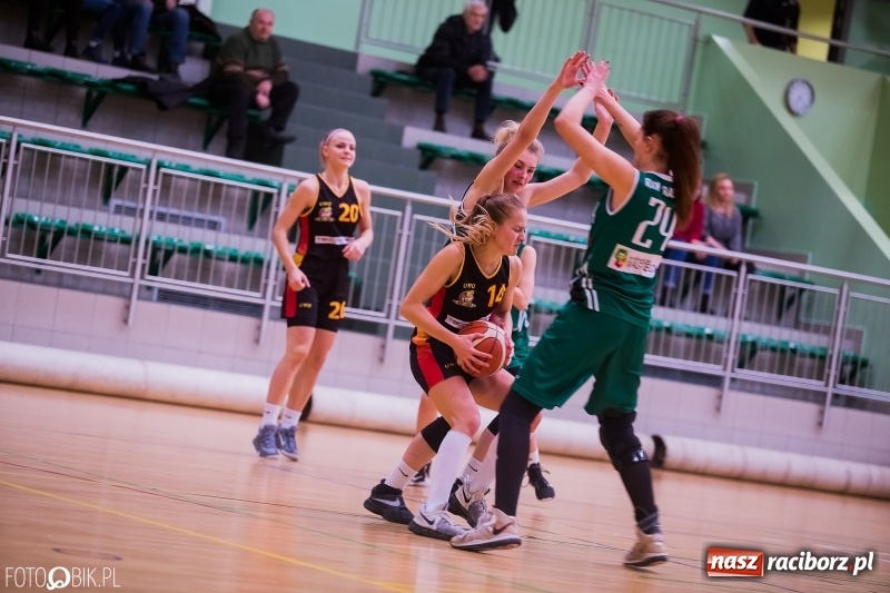 Zdjęcie w galerii na portalu naszraciborz.pl: Koszykarski dreszczowiec w Arenie Rafako wiadomości z regionu