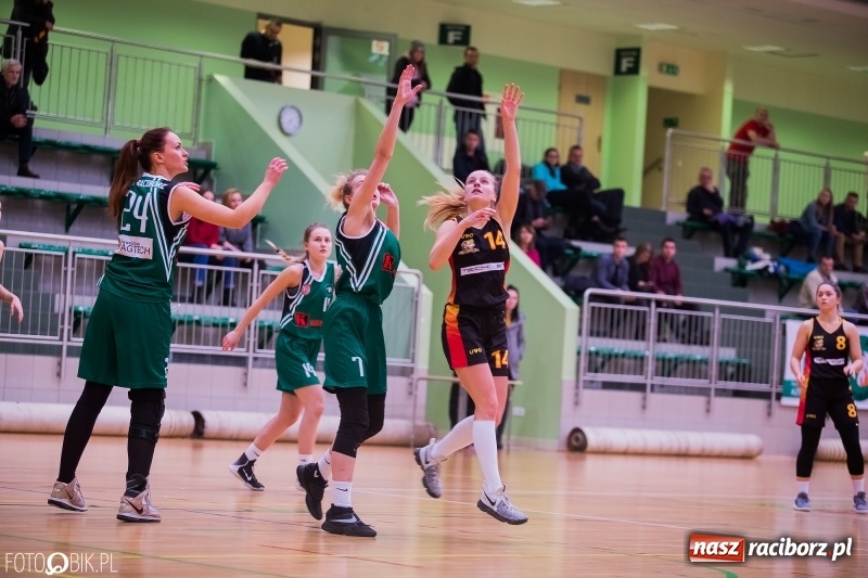 Zdjęcie w galerii na portalu naszraciborz.pl: Koszykarski dreszczowiec w Arenie Rafako wiadomości z regionu