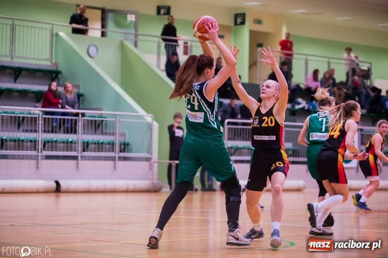 Zdjęcie w galerii na portalu naszraciborz.pl: Koszykarski dreszczowiec w Arenie Rafako wiadomości z regionu