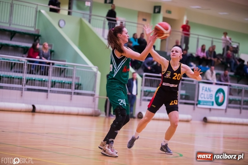 Zdjęcie w galerii na portalu naszraciborz.pl: Koszykarski dreszczowiec w Arenie Rafako wiadomości z regionu