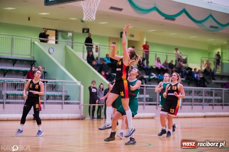Zdjęcie w galerii na portalu naszraciborz.pl: Koszykarski dreszczowiec w Arenie Rafako wiadomości z regionu