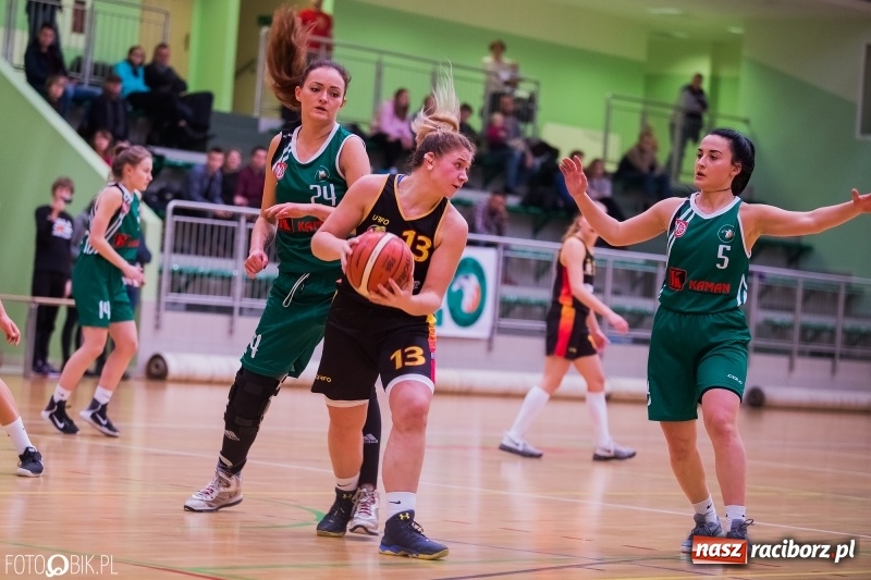 Zdjęcie w galerii na portalu naszraciborz.pl: Koszykarski dreszczowiec w Arenie Rafako wiadomości z regionu
