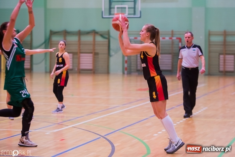 Zdjęcie w galerii na portalu naszraciborz.pl: Koszykarski dreszczowiec w Arenie Rafako wiadomości z regionu