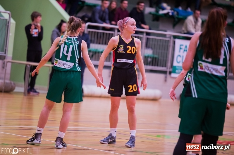 Zdjęcie w galerii na portalu naszraciborz.pl: Koszykarski dreszczowiec w Arenie Rafako wiadomości z regionu