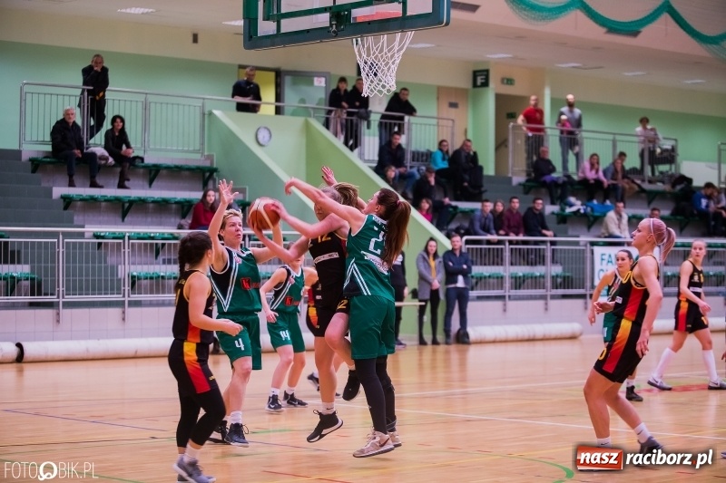 Zdjęcie w galerii na portalu naszraciborz.pl: Koszykarski dreszczowiec w Arenie Rafako wiadomości z regionu
