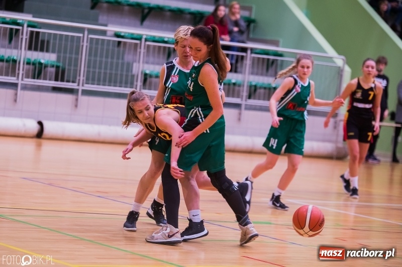 Zdjęcie w galerii na portalu naszraciborz.pl: Koszykarski dreszczowiec w Arenie Rafako wiadomości z regionu