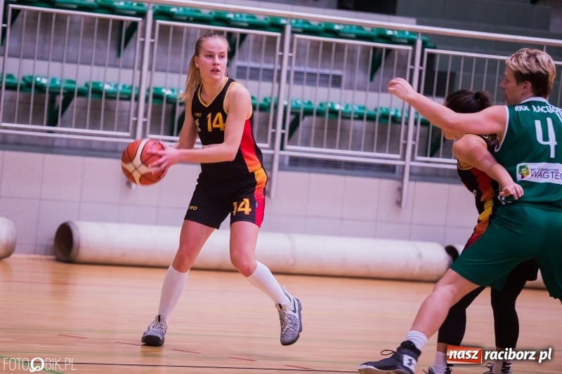 Zdjęcie w galerii na portalu naszraciborz.pl: Koszykarski dreszczowiec w Arenie Rafako wiadomości z regionu