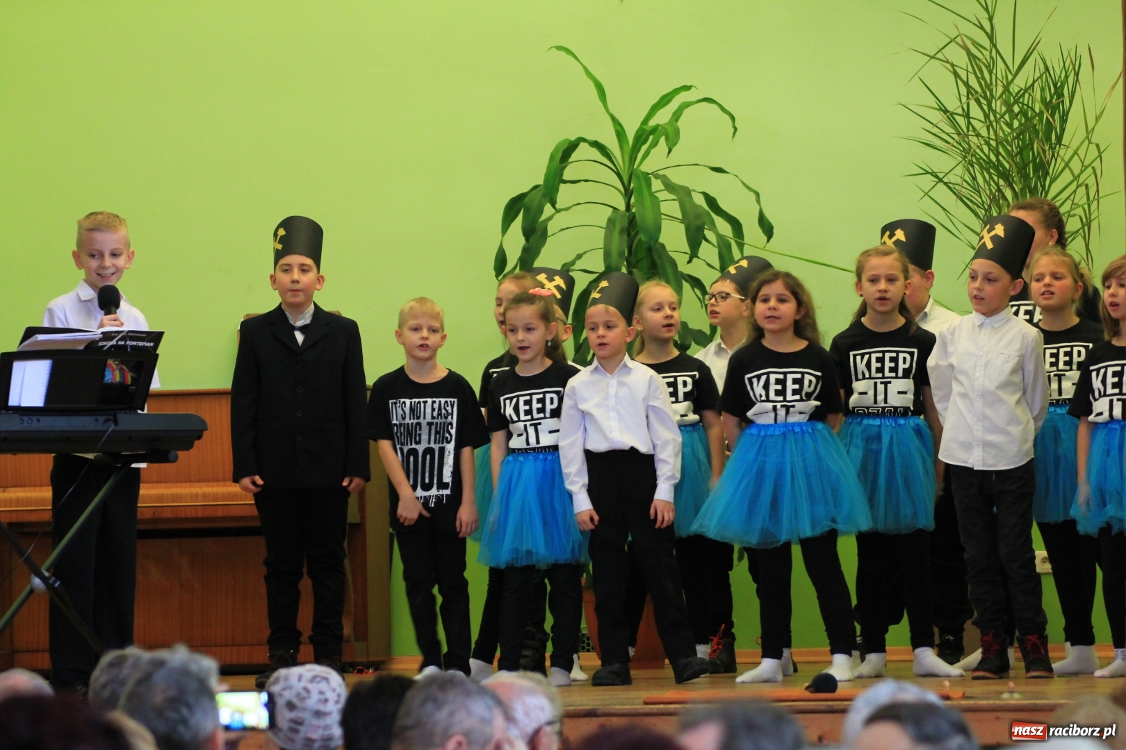 Zdjęcie w galerii na portalu naszraciborz.pl: Barbórka 2017, czyli występy dla górników w kobylskim Domu Kultury wiadomości z regionu