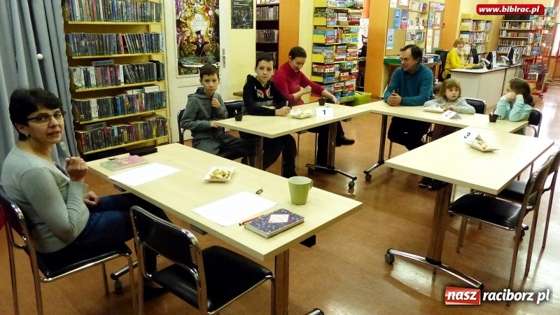 Zdjęcie w galerii na portalu naszraciborz.pl: Rodzinny konkurs wiedzy w raciborskiej bibliotece wiadomości z regionu