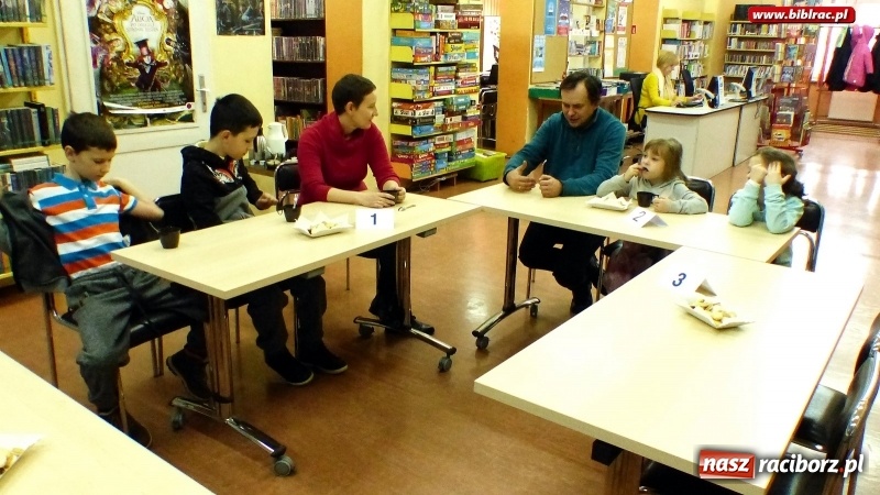 Zdjęcie w galerii na portalu naszraciborz.pl: Rodzinny konkurs wiedzy w raciborskiej bibliotece wiadomości z regionu