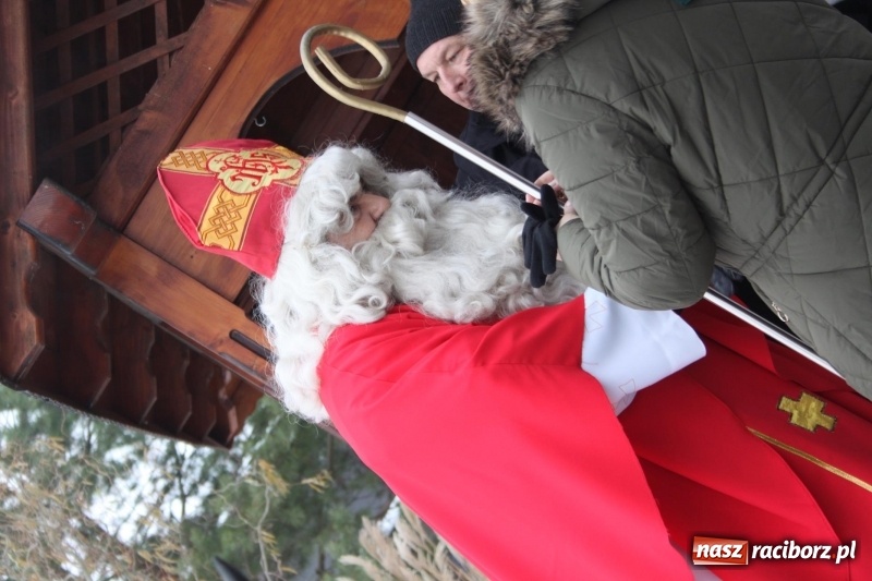 Zdjęcie w galerii na portalu naszraciborz.pl: Święty Mikołaj spotkał się z mieszkańcami Wojnowic wiadomości z regionu