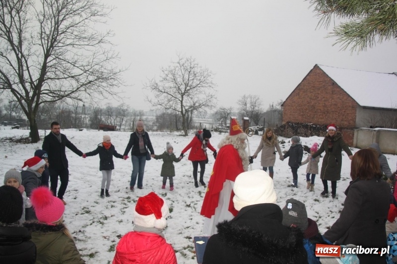 Zdjęcie w galerii na portalu naszraciborz.pl: Święty Mikołaj spotkał się z mieszkańcami Wojnowic wiadomości z regionu