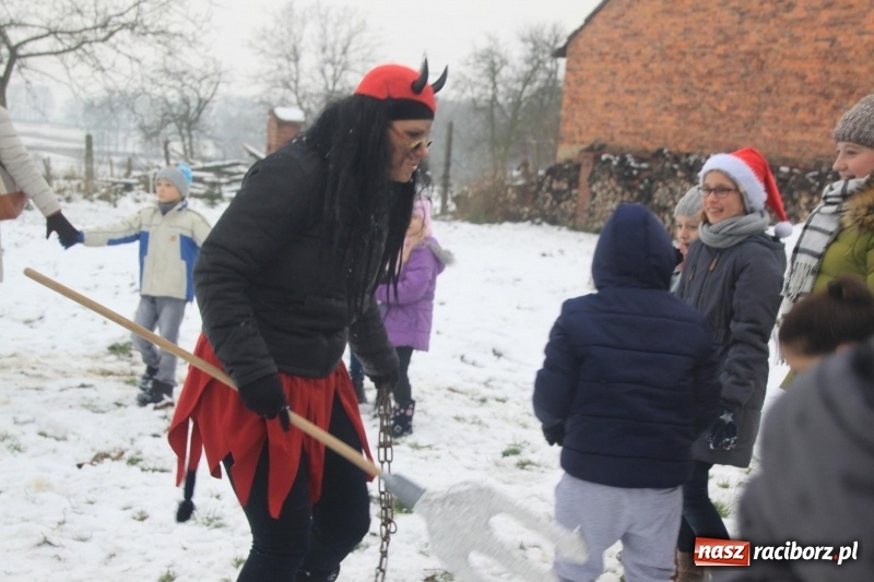 Zdjęcie w galerii na portalu naszraciborz.pl: Święty Mikołaj spotkał się z mieszkańcami Wojnowic wiadomości z regionu
