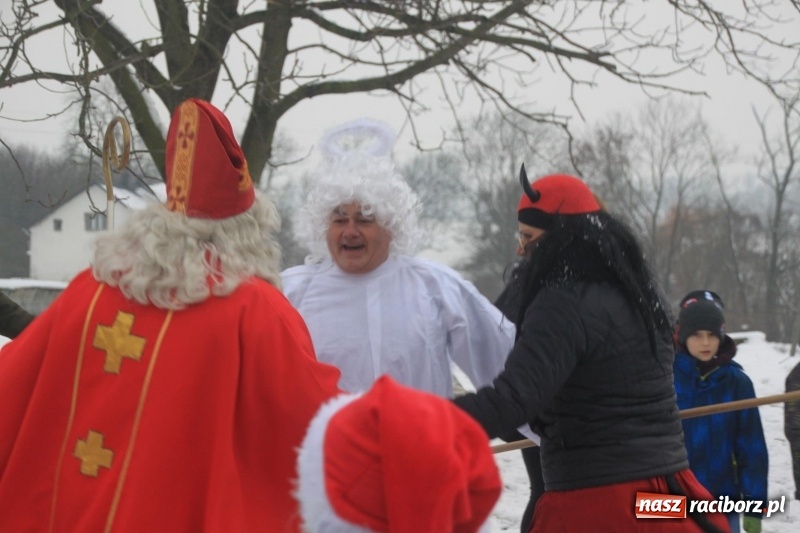 Zdjęcie w galerii na portalu naszraciborz.pl: Święty Mikołaj spotkał się z mieszkańcami Wojnowic wiadomości z regionu
