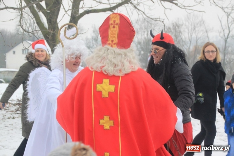 Zdjęcie w galerii na portalu naszraciborz.pl: Święty Mikołaj spotkał się z mieszkańcami Wojnowic wiadomości z regionu