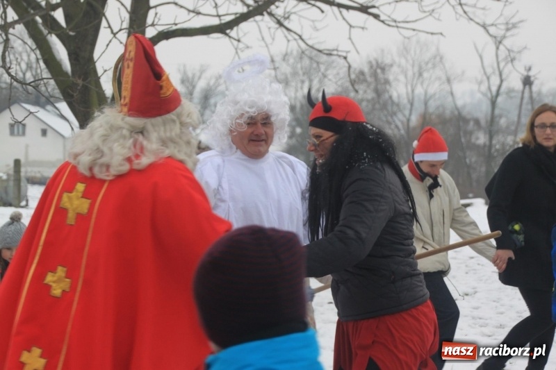 Zdjęcie w galerii na portalu naszraciborz.pl: Święty Mikołaj spotkał się z mieszkańcami Wojnowic wiadomości z regionu