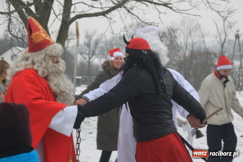 Zdjęcie w galerii na portalu naszraciborz.pl: Święty Mikołaj spotkał się z mieszkańcami Wojnowic wiadomości z regionu