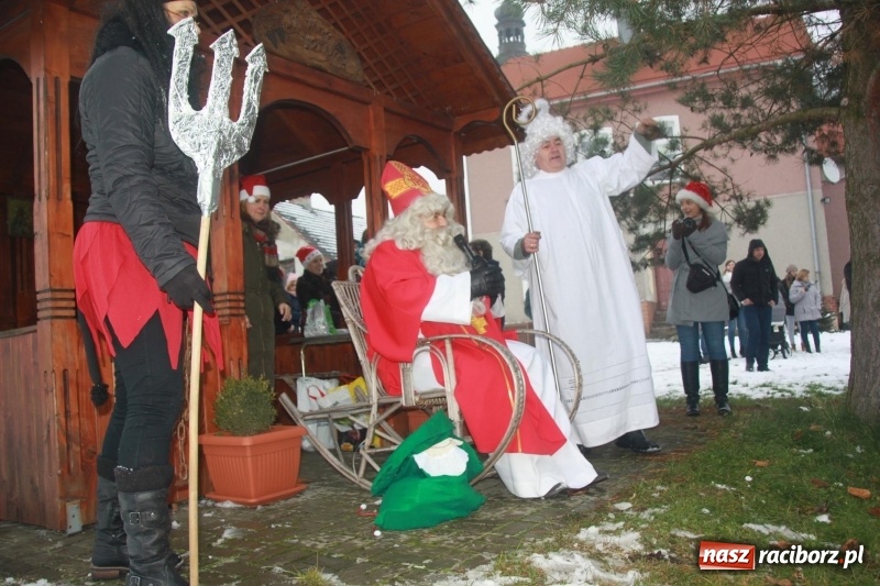 Zdjęcie w galerii na portalu naszraciborz.pl: Święty Mikołaj spotkał się z mieszkańcami Wojnowic wiadomości z regionu