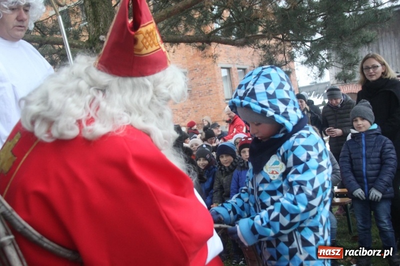 Zdjęcie w galerii na portalu naszraciborz.pl: Święty Mikołaj spotkał się z mieszkańcami Wojnowic wiadomości z regionu