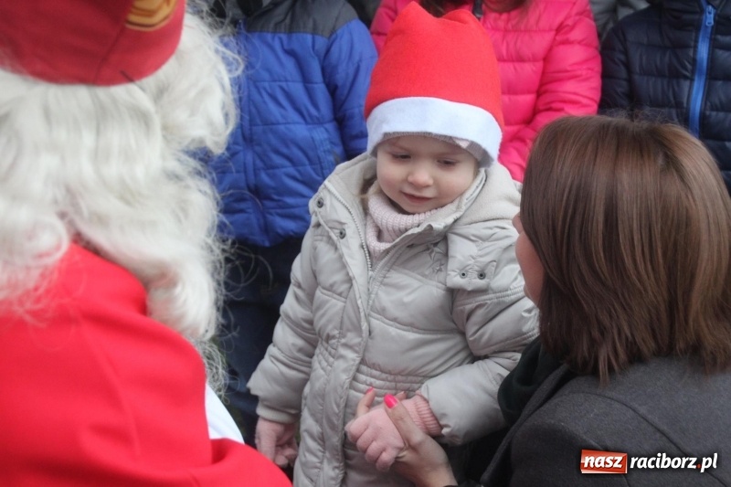 Zdjęcie w galerii na portalu naszraciborz.pl: Święty Mikołaj spotkał się z mieszkańcami Wojnowic wiadomości z regionu