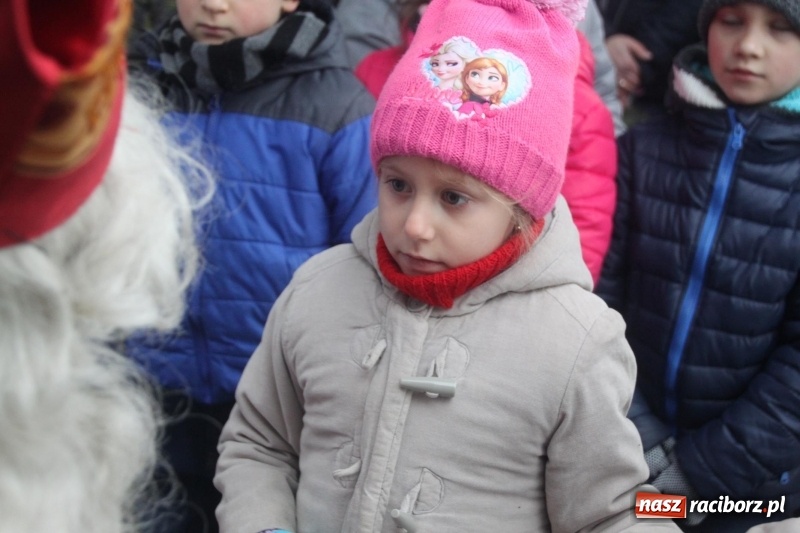 Zdjęcie w galerii na portalu naszraciborz.pl: Święty Mikołaj spotkał się z mieszkańcami Wojnowic wiadomości z regionu