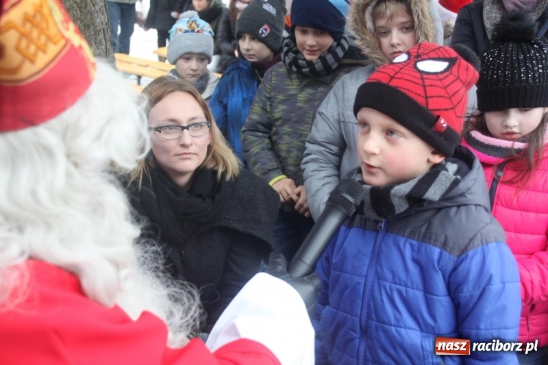 Zdjęcie w galerii na portalu naszraciborz.pl: Święty Mikołaj spotkał się z mieszkańcami Wojnowic wiadomości z regionu
