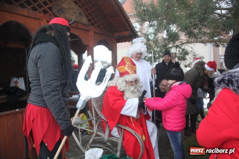 Zdjęcie w galerii na portalu naszraciborz.pl: Święty Mikołaj spotkał się z mieszkańcami Wojnowic wiadomości z regionu