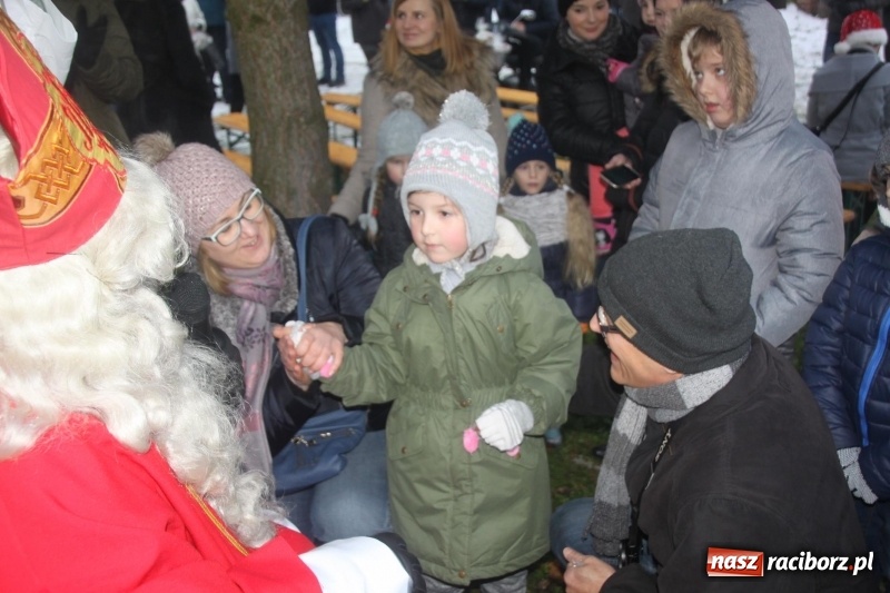 Zdjęcie w galerii na portalu naszraciborz.pl: Święty Mikołaj spotkał się z mieszkańcami Wojnowic wiadomości z regionu