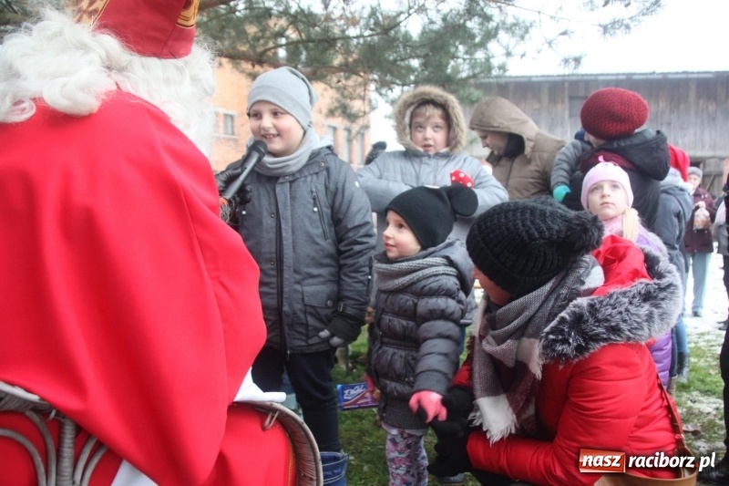 Zdjęcie w galerii na portalu naszraciborz.pl: Święty Mikołaj spotkał się z mieszkańcami Wojnowic wiadomości z regionu
