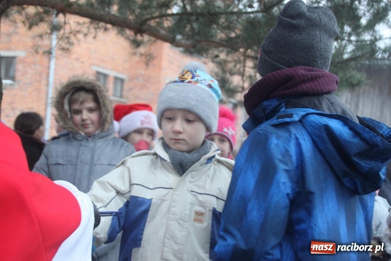 Zdjęcie w galerii na portalu naszraciborz.pl: Święty Mikołaj spotkał się z mieszkańcami Wojnowic wiadomości z regionu