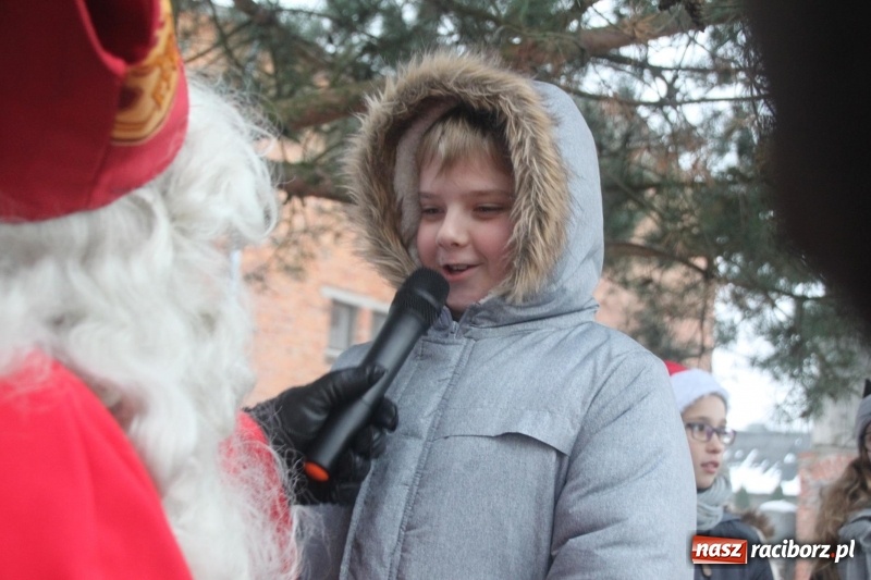 Zdjęcie w galerii na portalu naszraciborz.pl: Święty Mikołaj spotkał się z mieszkańcami Wojnowic wiadomości z regionu