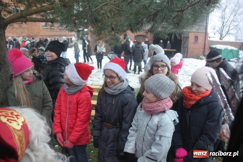 Zdjęcie w galerii na portalu naszraciborz.pl: Święty Mikołaj spotkał się z mieszkańcami Wojnowic wiadomości z regionu