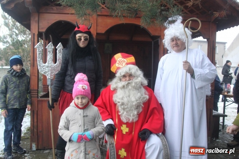 Zdjęcie w galerii na portalu naszraciborz.pl: Święty Mikołaj spotkał się z mieszkańcami Wojnowic wiadomości z regionu