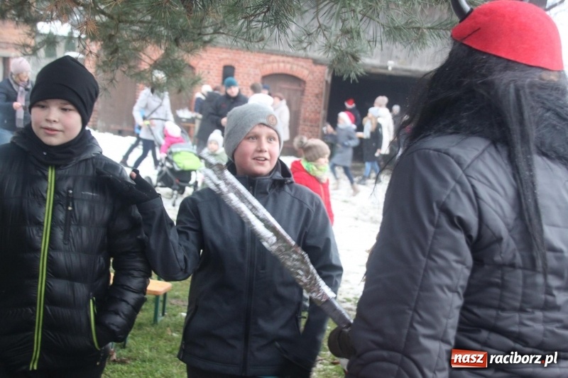 Zdjęcie w galerii na portalu naszraciborz.pl: Święty Mikołaj spotkał się z mieszkańcami Wojnowic wiadomości z regionu