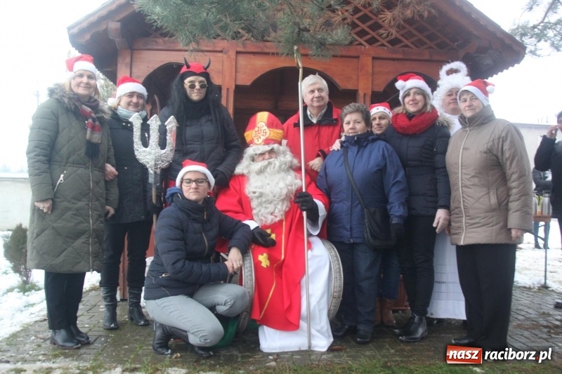 Zdjęcie w galerii na portalu naszraciborz.pl: Święty Mikołaj spotkał się z mieszkańcami Wojnowic wiadomości z regionu