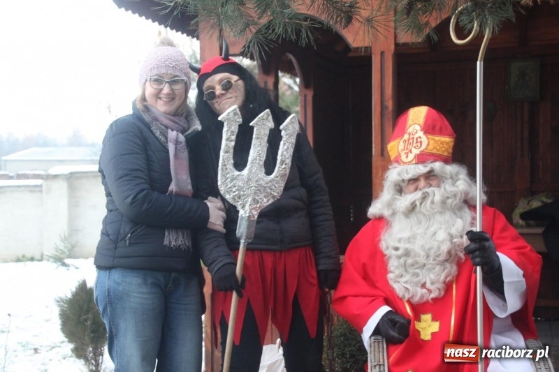 Zdjęcie w galerii na portalu naszraciborz.pl: Święty Mikołaj spotkał się z mieszkańcami Wojnowic wiadomości z regionu