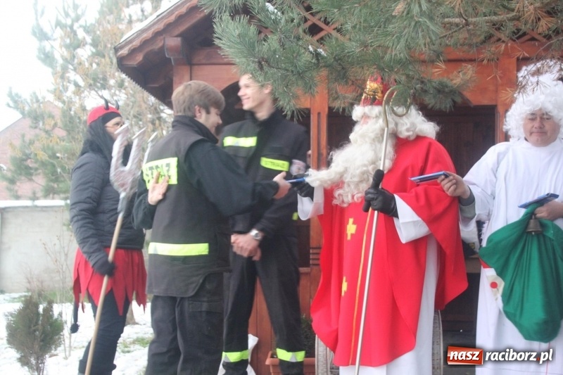 Zdjęcie w galerii na portalu naszraciborz.pl: Święty Mikołaj spotkał się z mieszkańcami Wojnowic wiadomości z regionu