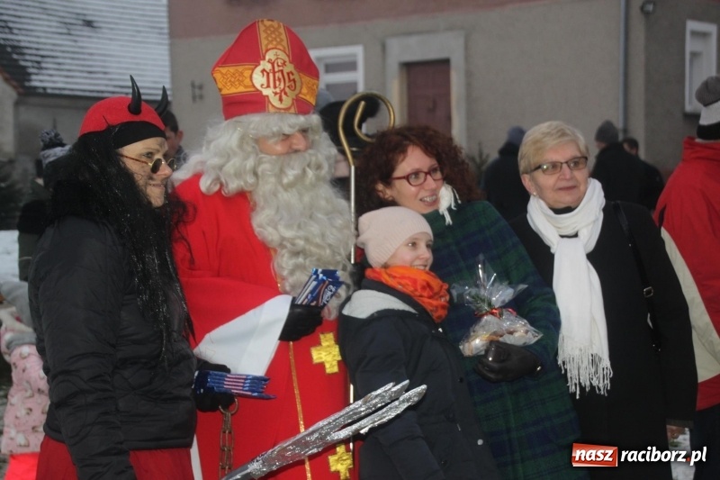 Zdjęcie w galerii na portalu naszraciborz.pl: Święty Mikołaj spotkał się z mieszkańcami Wojnowic wiadomości z regionu