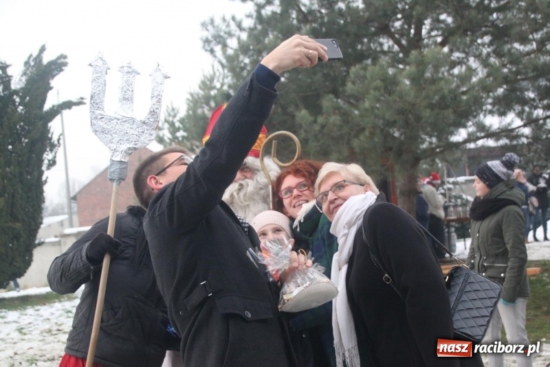 Zdjęcie w galerii na portalu naszraciborz.pl: Święty Mikołaj spotkał się z mieszkańcami Wojnowic wiadomości z regionu