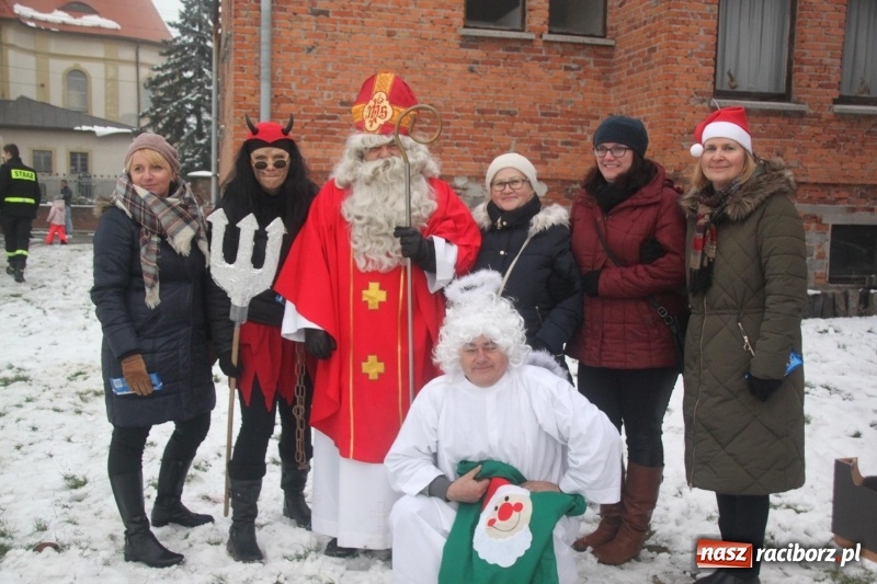 Zdjęcie w galerii na portalu naszraciborz.pl: Święty Mikołaj spotkał się z mieszkańcami Wojnowic wiadomości z regionu