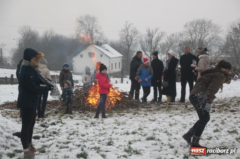 Zdjęcie w galerii na portalu naszraciborz.pl: Święty Mikołaj spotkał się z mieszkańcami Wojnowic wiadomości z regionu