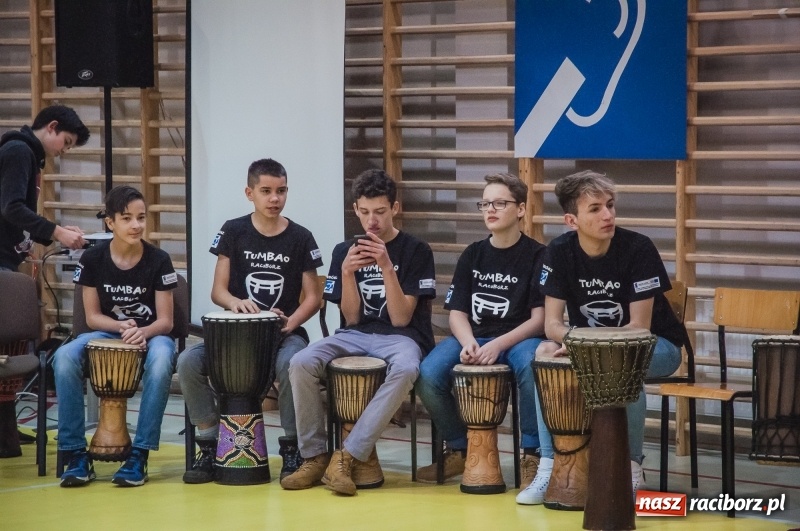 Zdjęcie w galerii na portalu naszraciborz.pl: Integracja, nie segregacja. Międzynarodowy Dzień Osób Niepełnosprawnych w SP1 wiadomości z regionu