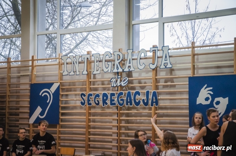 Zdjęcie w galerii na portalu naszraciborz.pl: Integracja, nie segregacja. Międzynarodowy Dzień Osób Niepełnosprawnych w SP1 wiadomości z regionu