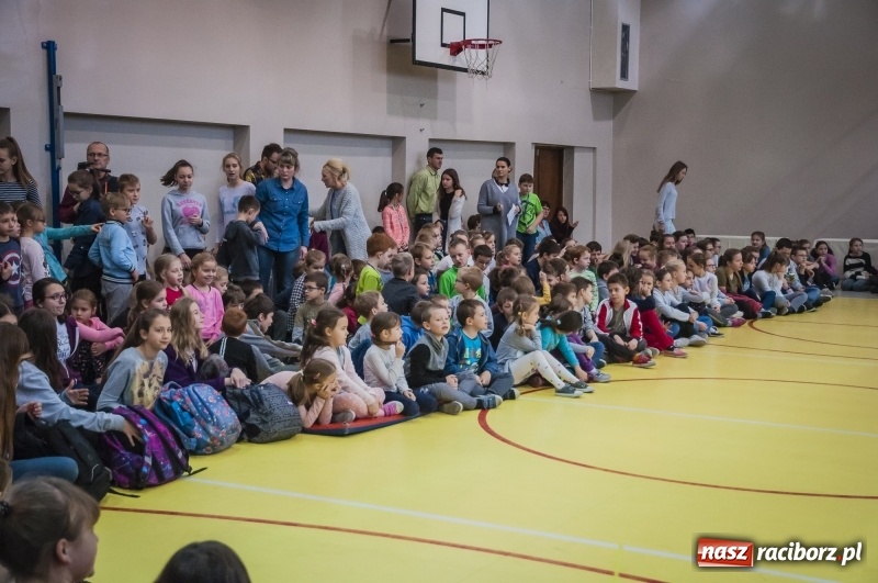 Zdjęcie w galerii na portalu naszraciborz.pl: Integracja, nie segregacja. Międzynarodowy Dzień Osób Niepełnosprawnych w SP1 wiadomości z regionu