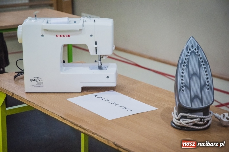 Zdjęcie w galerii na portalu naszraciborz.pl: Integracja, nie segregacja. Międzynarodowy Dzień Osób Niepełnosprawnych w SP1 wiadomości z regionu