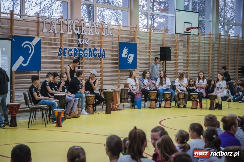 Zdjęcie w galerii na portalu naszraciborz.pl: Integracja, nie segregacja. Międzynarodowy Dzień Osób Niepełnosprawnych w SP1 wiadomości z regionu