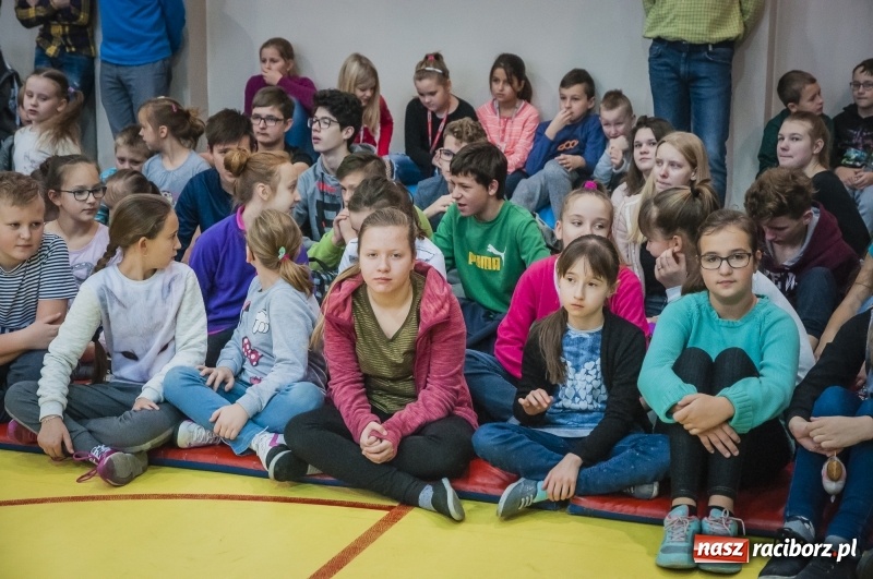 Zdjęcie w galerii na portalu naszraciborz.pl: Integracja, nie segregacja. Międzynarodowy Dzień Osób Niepełnosprawnych w SP1 wiadomości z regionu